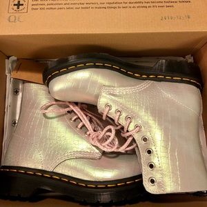 NIB Dr.Martens women size 5 Nice style ☺️
